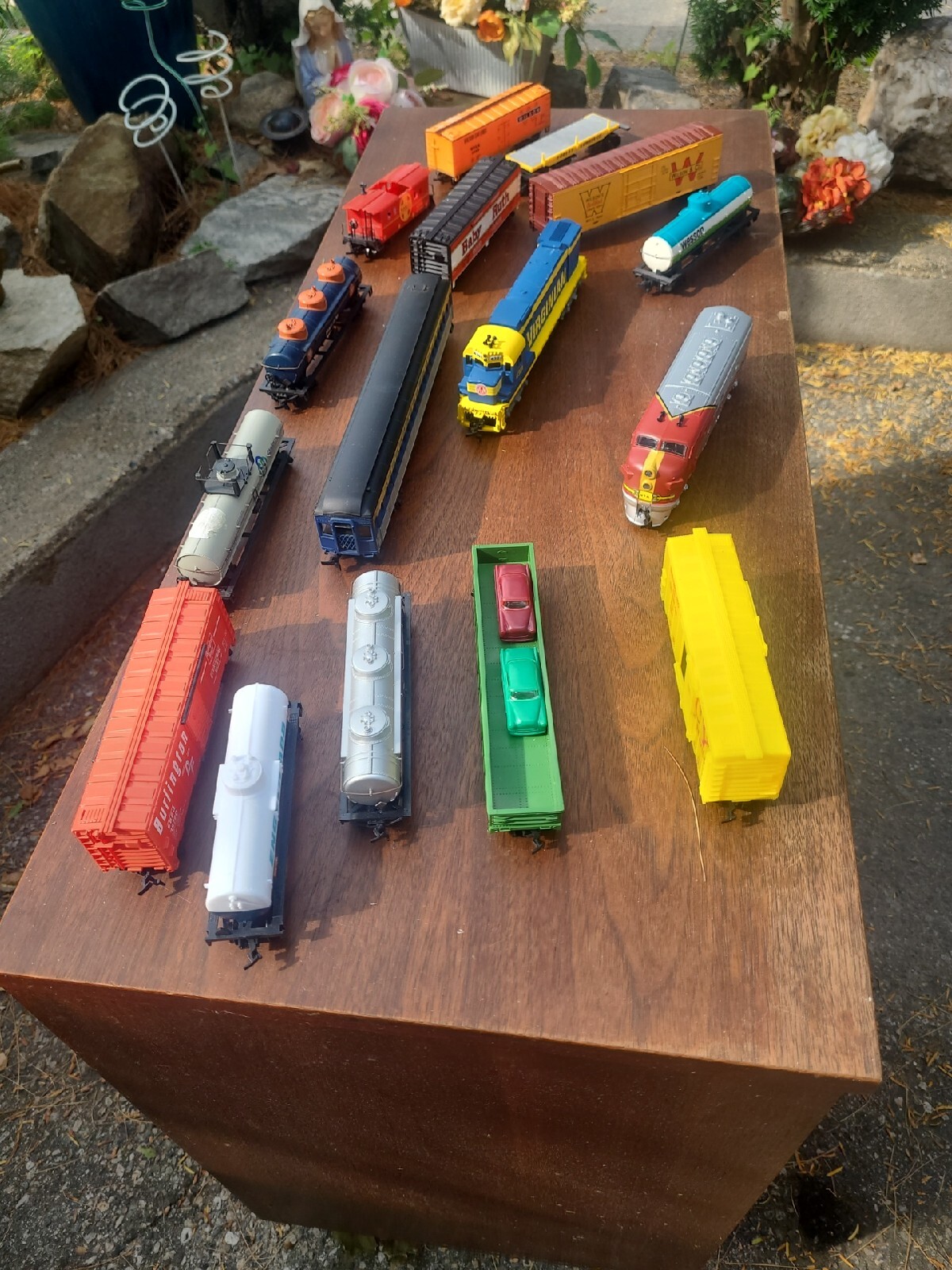 16 Pc. Trains ASSORTMENT + LIFE-LIKE Hobby Transformer SANTA FE VIRGINIAN others