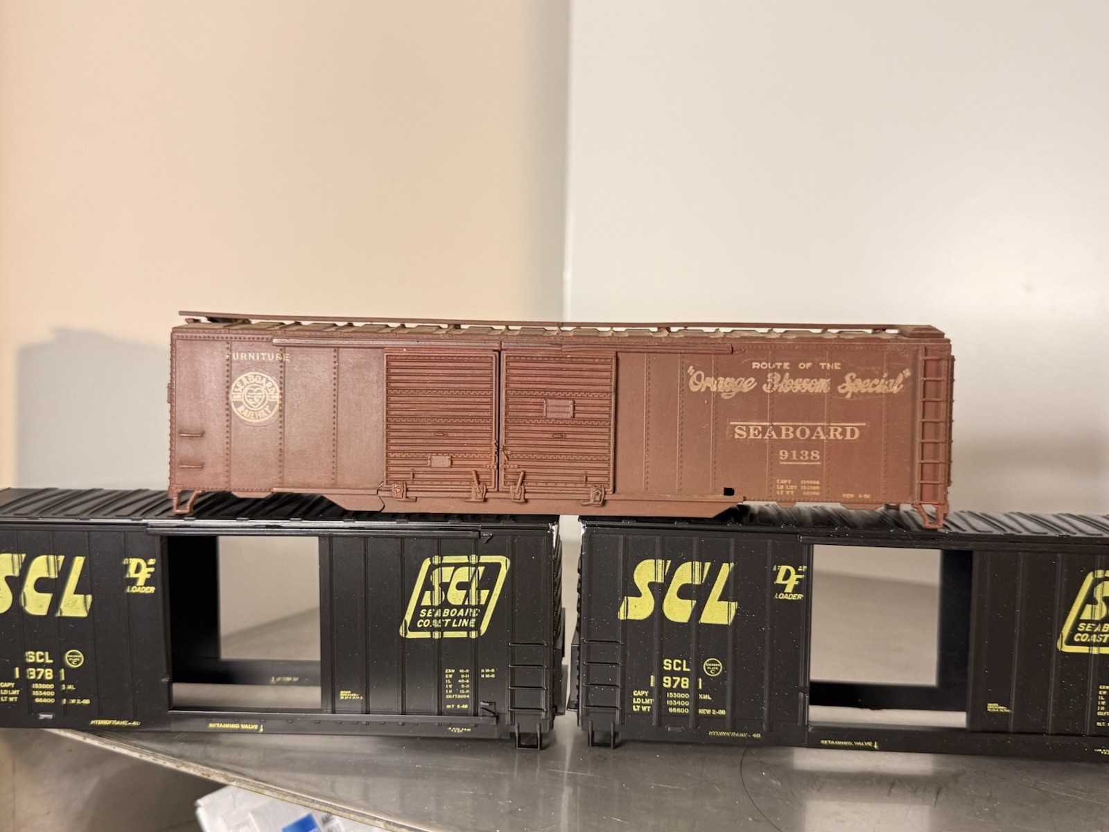 GSB Rail Ltd SD40-2 Seaboard System #3706 Powered HO Scale + 3 Seaboard Cars NEW