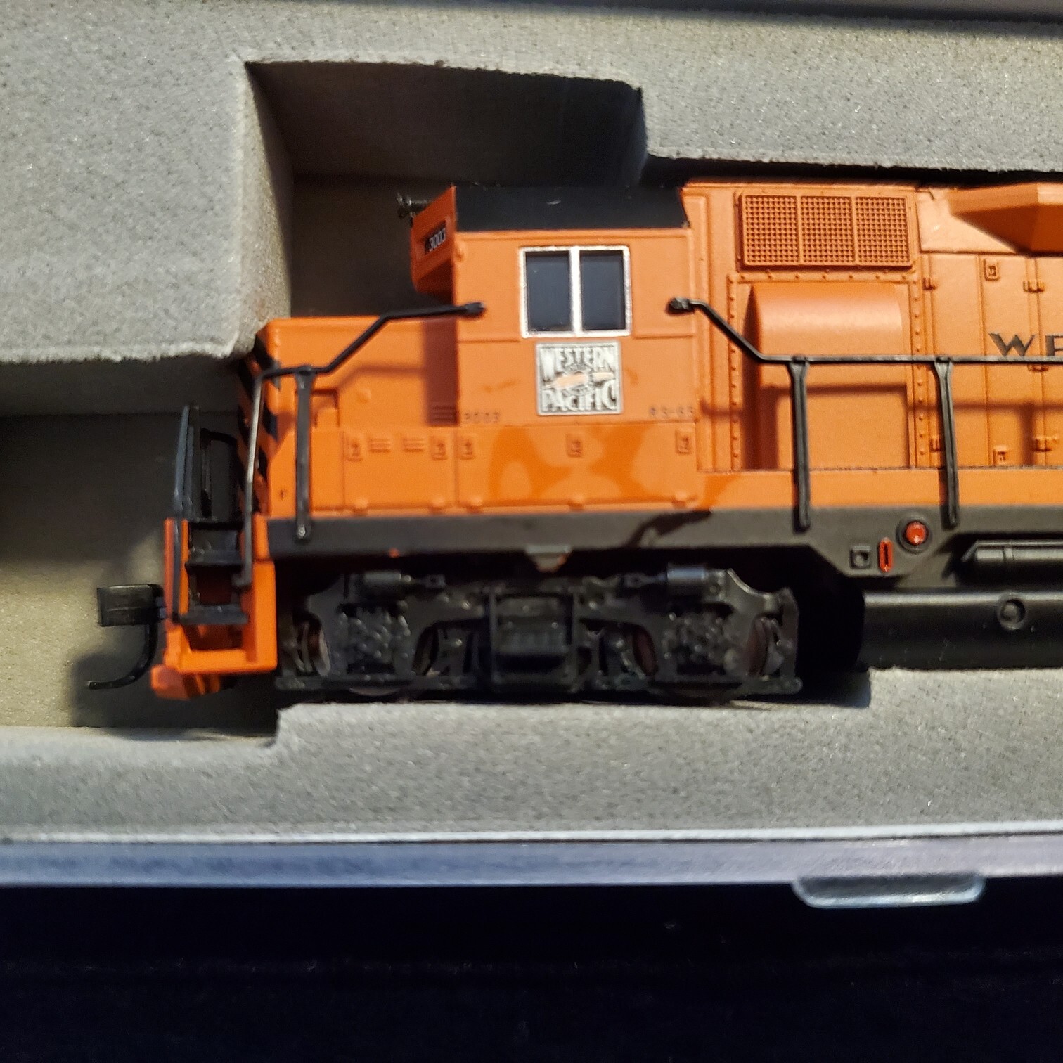 ATLAS Classic 46180 GP-35 Western Pacific #3003 Locomotive N Scale Pumpkin