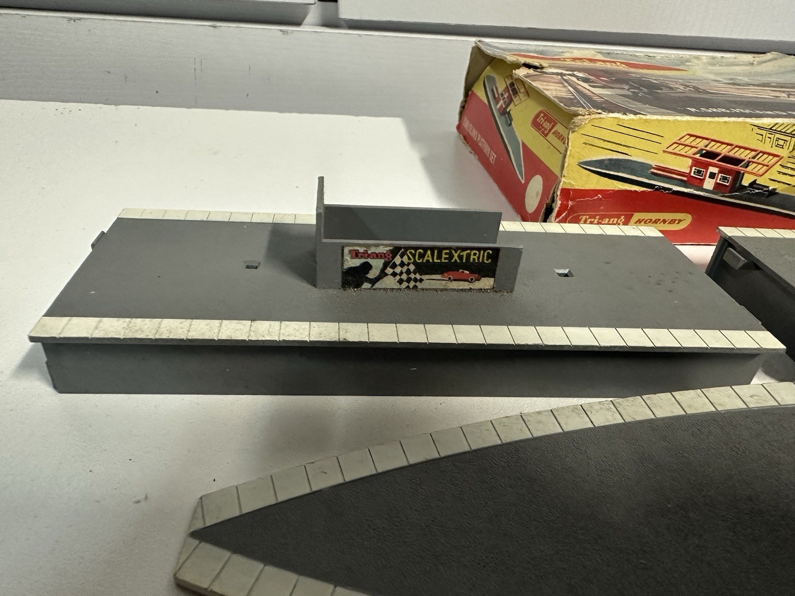 TRIANG HORNBY R588 ISLAND PLATFORM SET RARE BOXED
