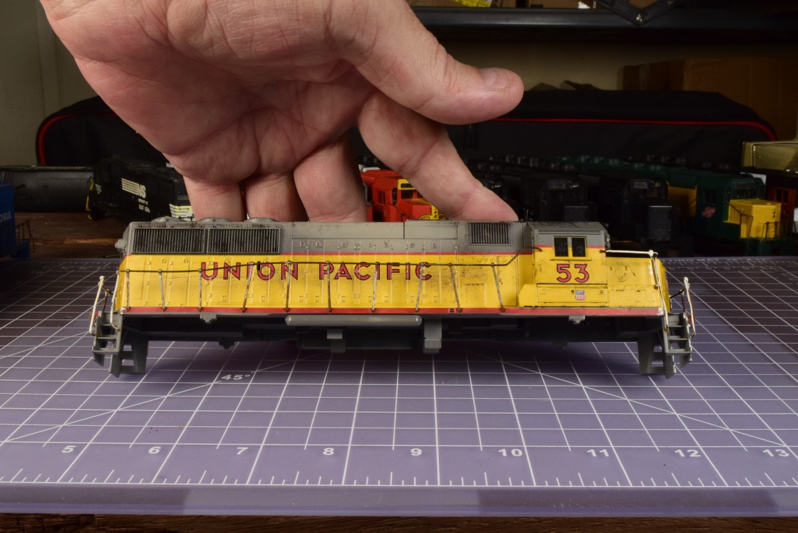 HO SHELL modified Union Pacific 53 cab/eyebrow insert, metal railings, horns NHV