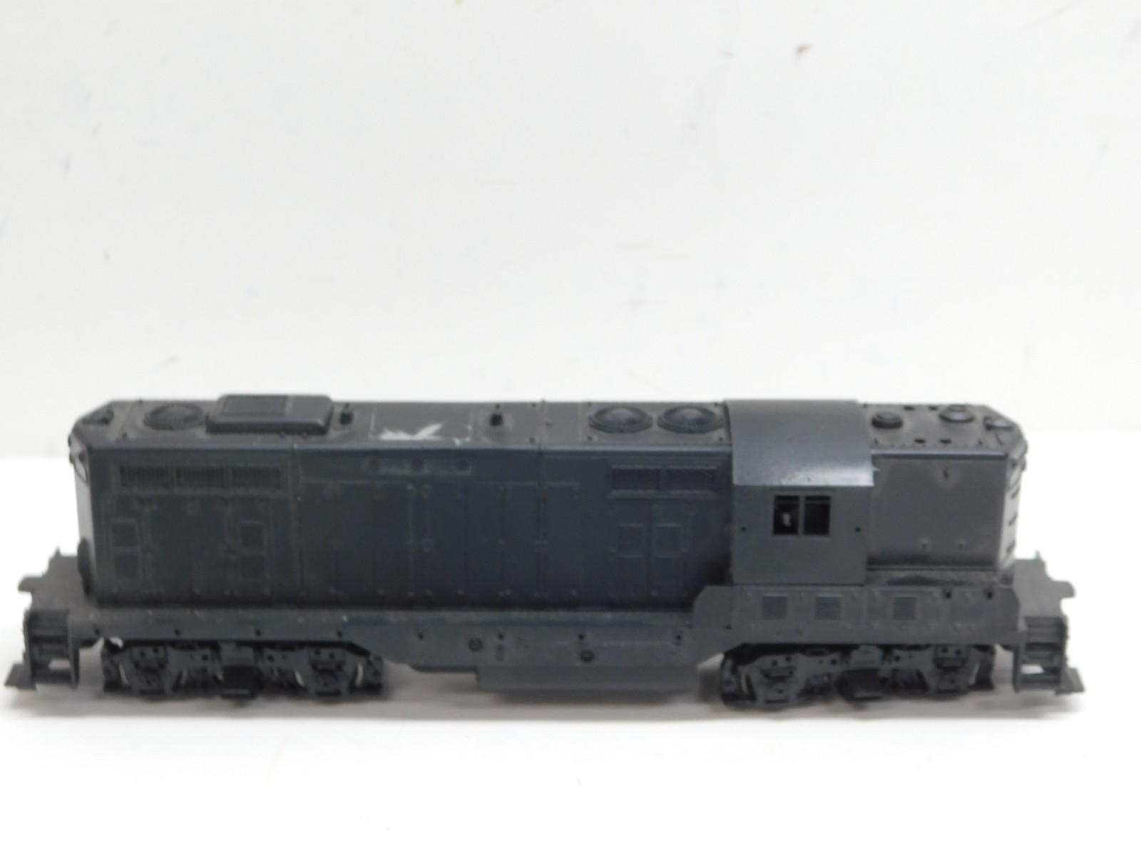 Athearn HO Blue Box Undecorated GP9 Diesel Locomotive – Powered Unit
