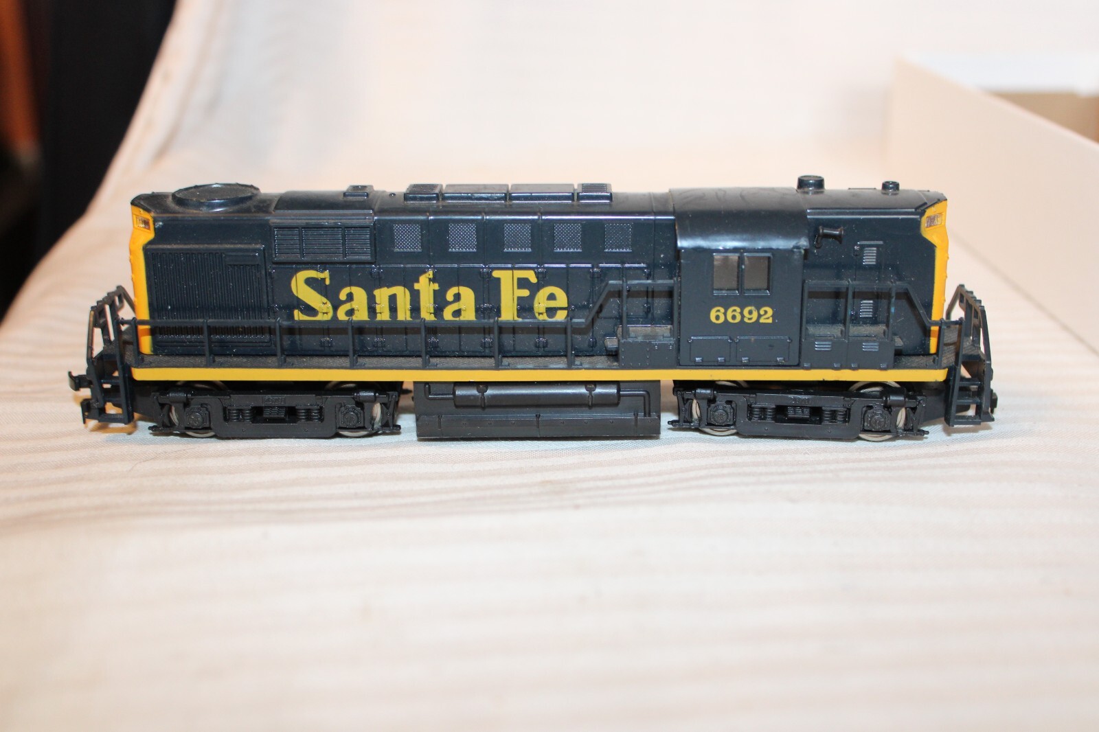 HO Scale AHM Mehano, RS-11 Diesel Locomotive, Santa Fe, Blue & Yellow #6692