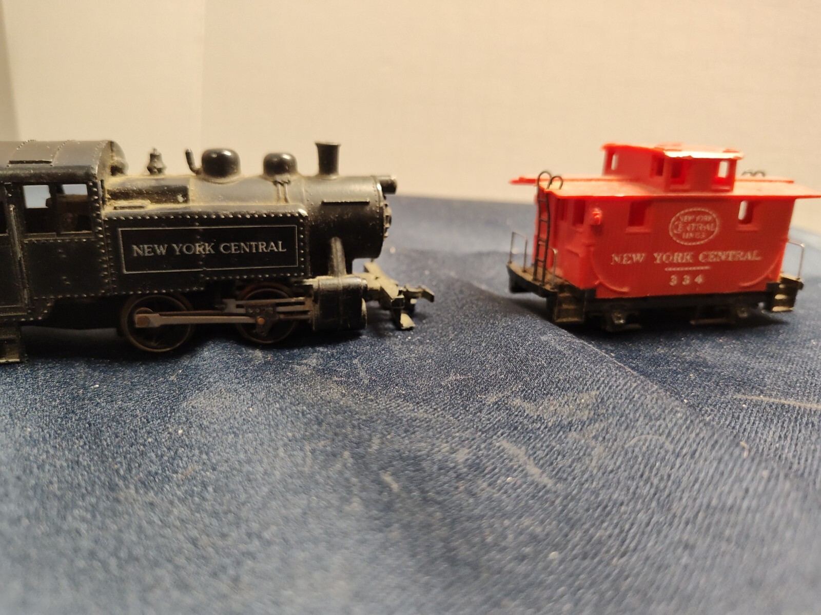 HO scale New York Central locomotive 3975 all metal. and matched plastic caboose