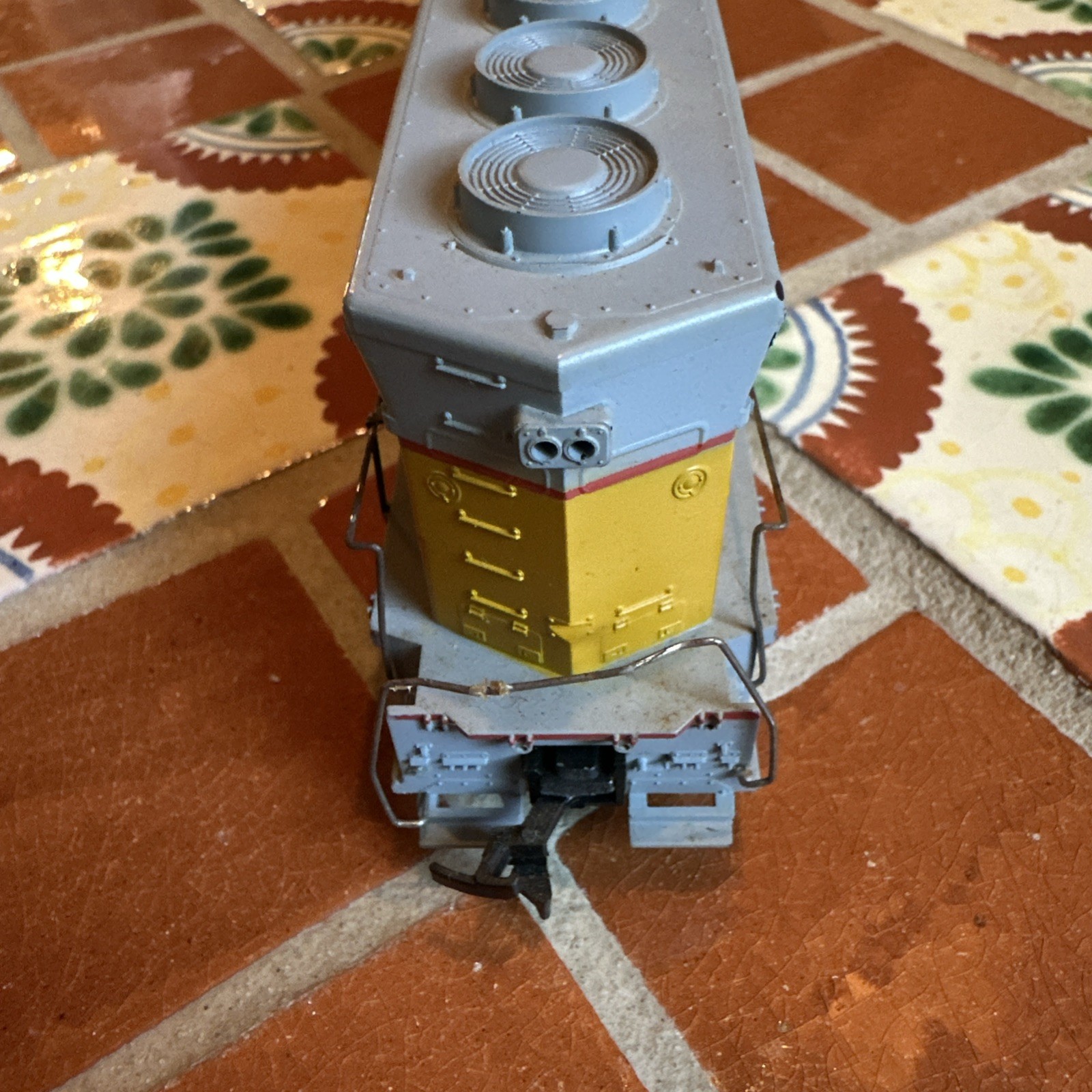 Athearn Yellow Gray Union Pacific 3600 Diesel Locomotive HO Scale Plastic Train