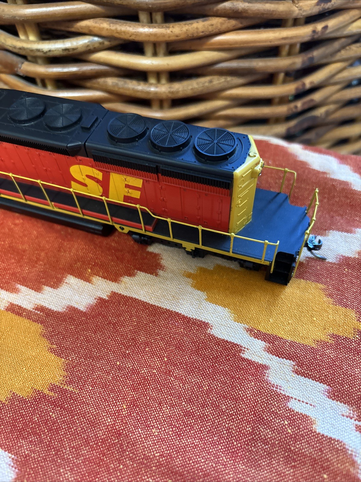 Santa Fe 5140 Red & Yellow, HO Used Locomotive