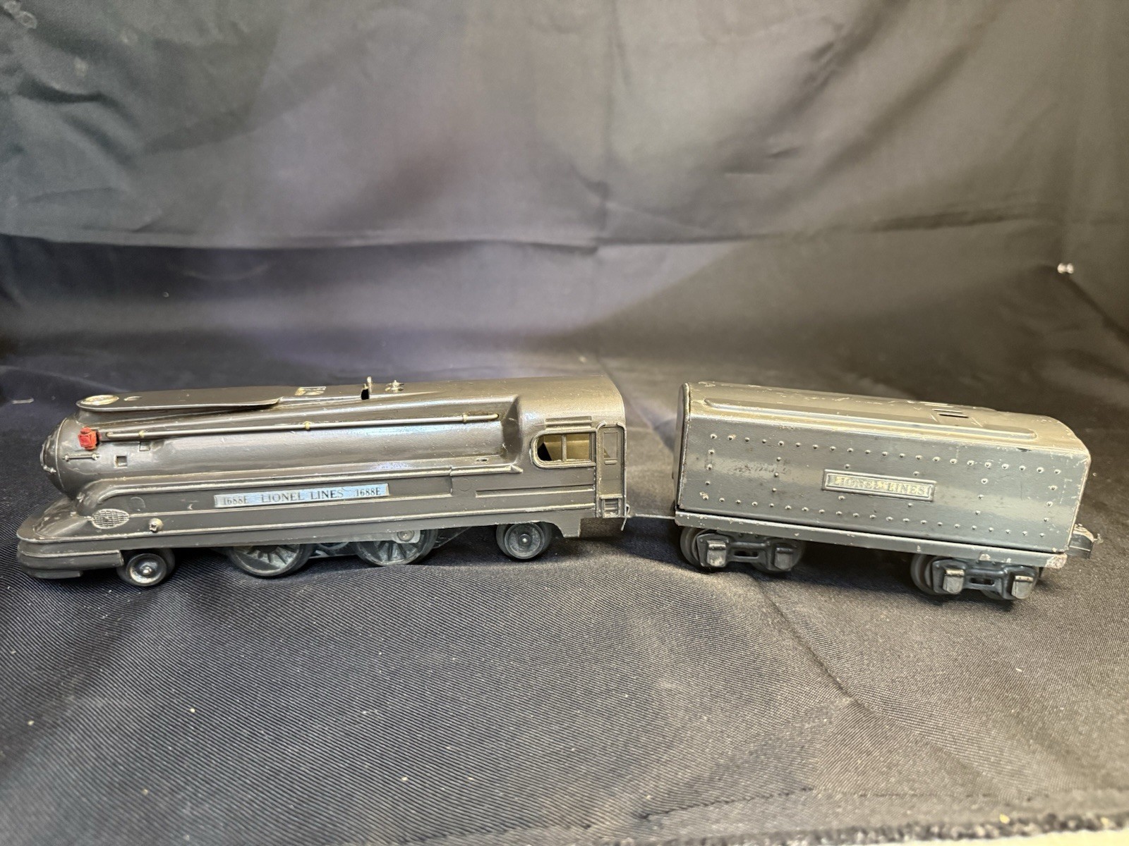 LIONEL 1688E, STEAMLINE TORPEDO GUNMETAL LOCOMOTIVE and WHISTLE TENDER