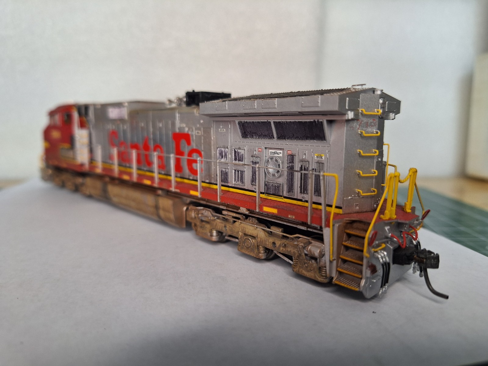 HO-Scale MTH GE C44-9W Santa Fe 5501