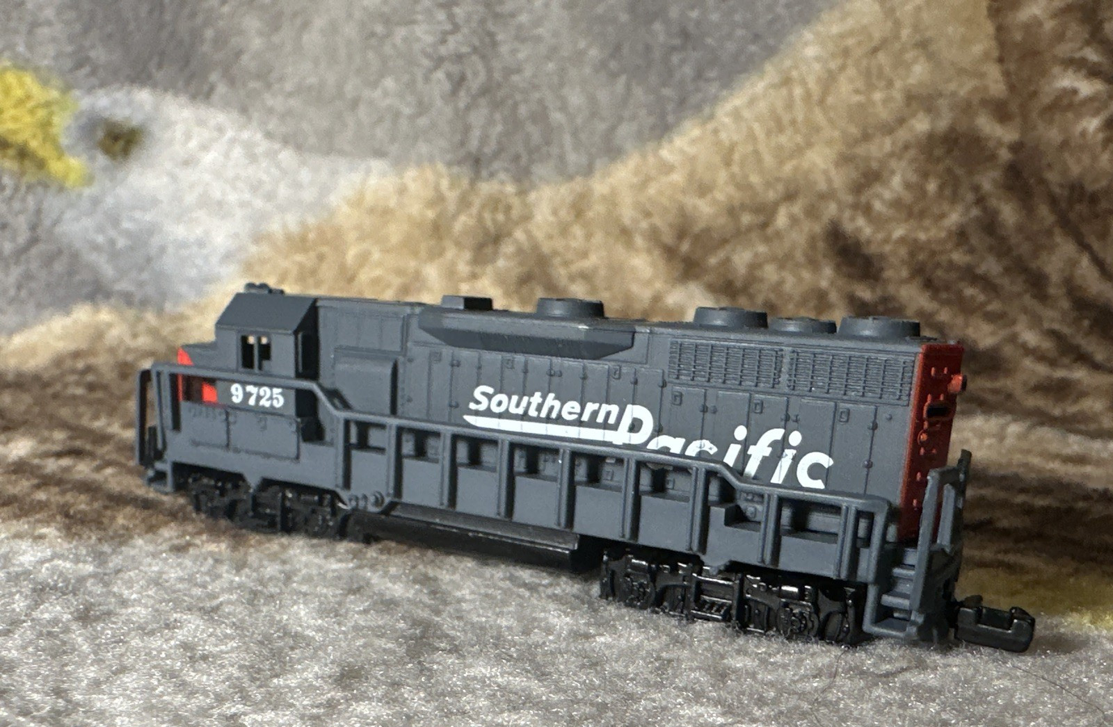Southern Pacific High Speed Metal Products N Scale 9725 Diesel Locomotive Train