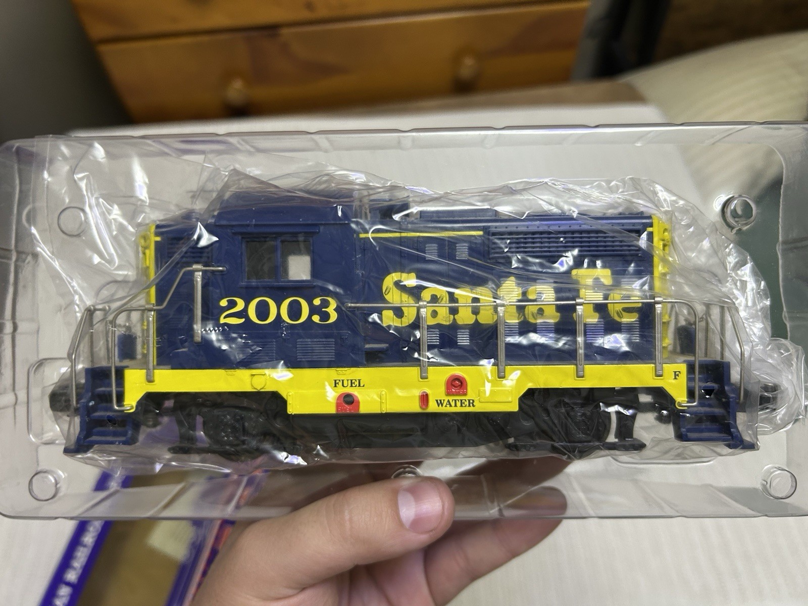 O RMT Santa Fe #2003 GP Complete Powered Diesel Locomotive – (LNIB)