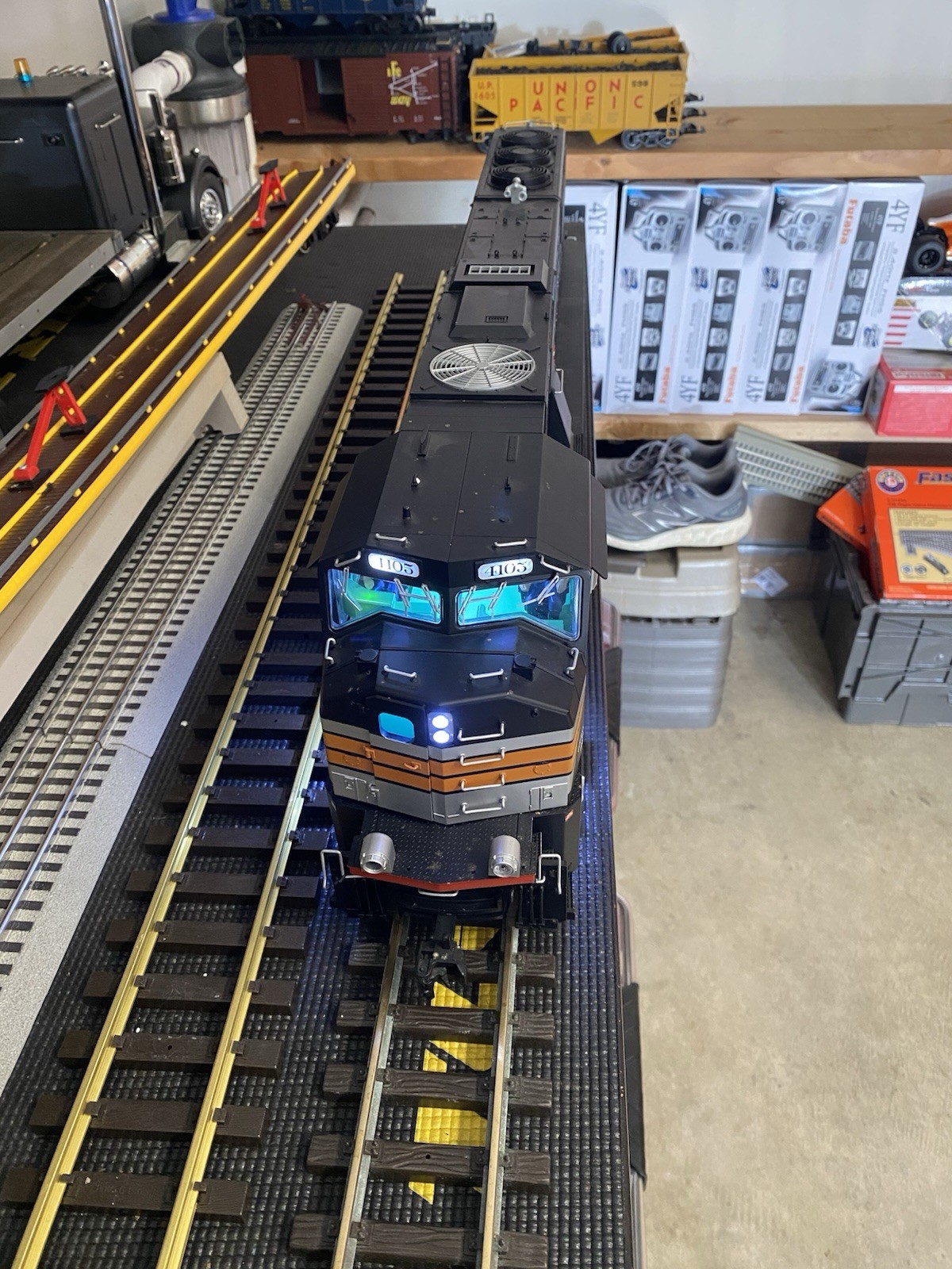 Very Rare USA trains Sd70 Black Widow Gold Coast Station Blunami/battery