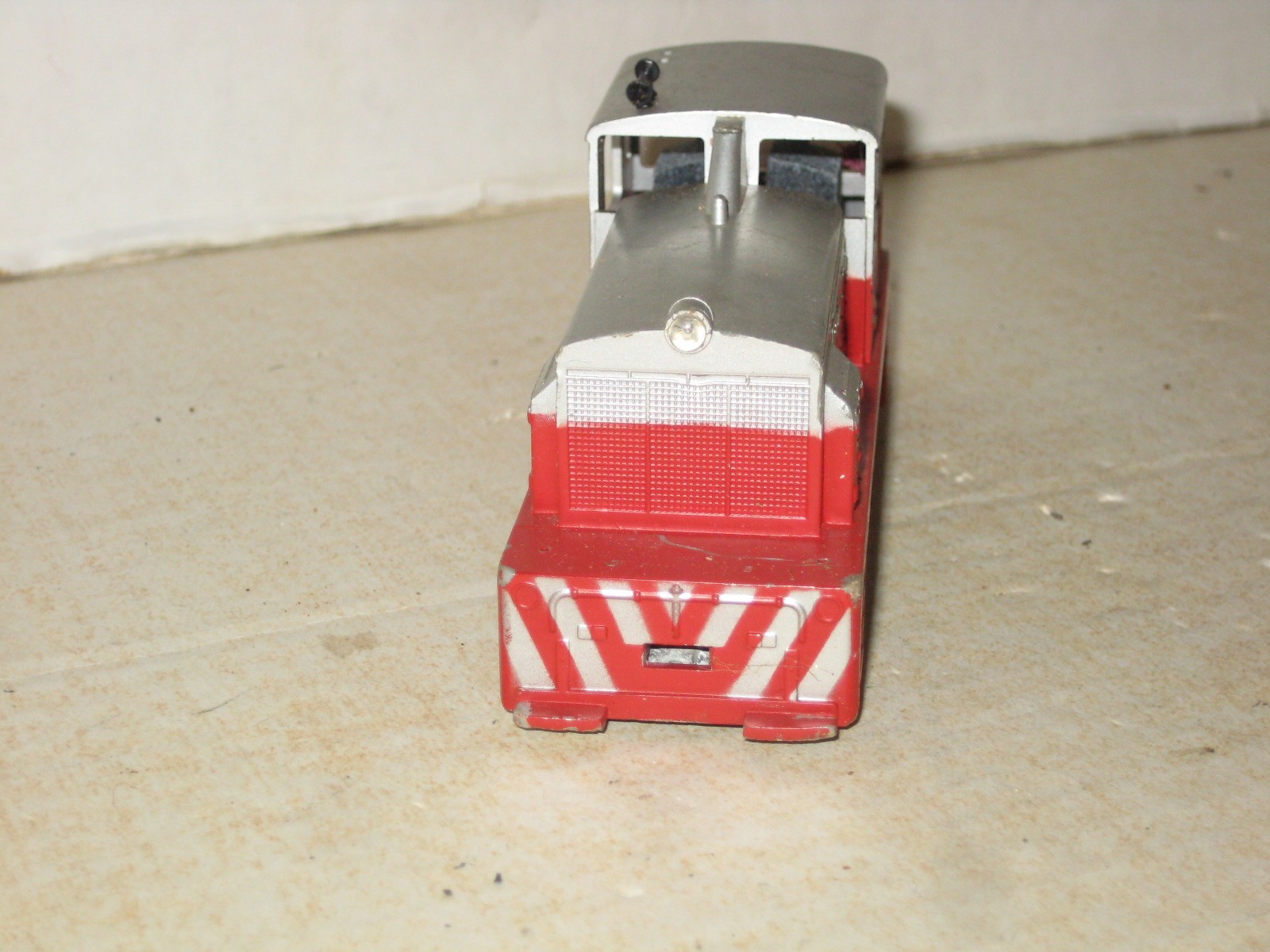 HO Scale 241 ATSF “Santa Fe” Diesel Switcher Not running