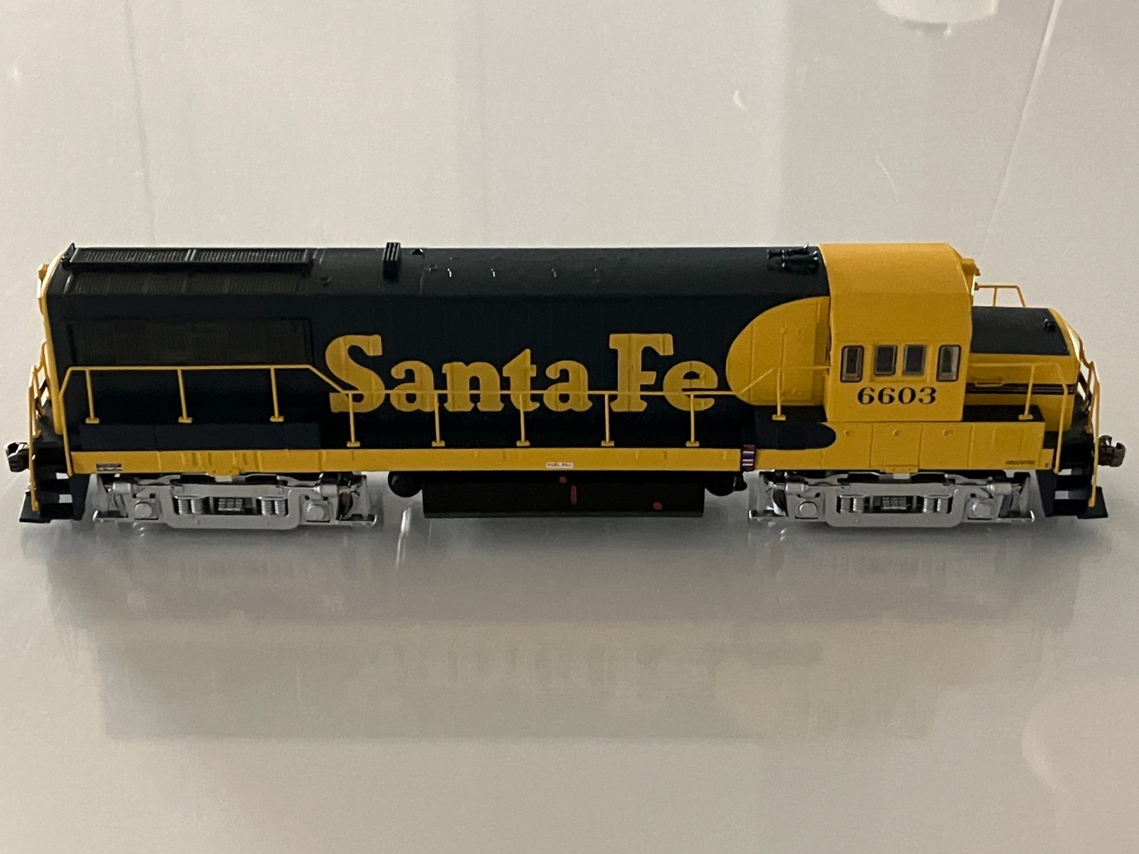 NEW Bowser #25176 Santa Fe U25B #6603 w/DCC and Lok Sound