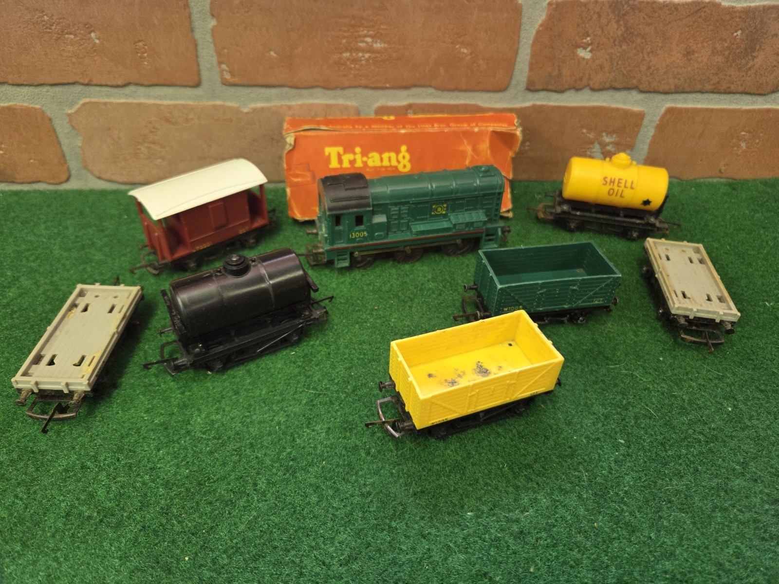 Triang Hornby HO/OO R.152 Australia NZ Diesel Shunter & Wagons Runs