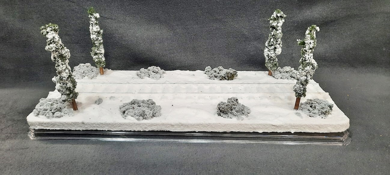 O SCALE – 16″ SINGLE TRACK – “WINTER SCENE” DISPLAY CASE- FOR ANY O SCALE TRAINS