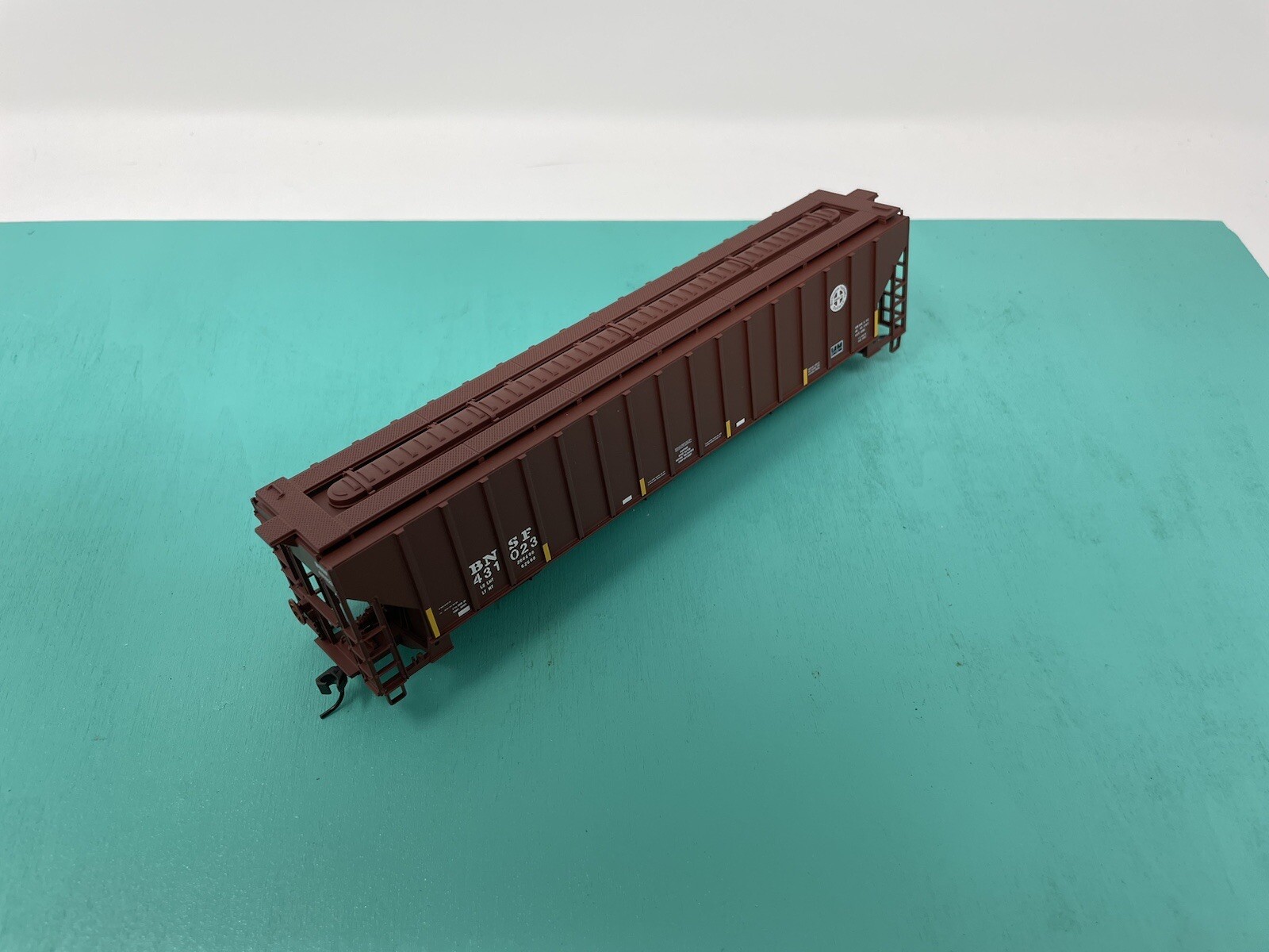 Atlas HO – 4750 Hopper – Missing Trucks No Package – BNSF