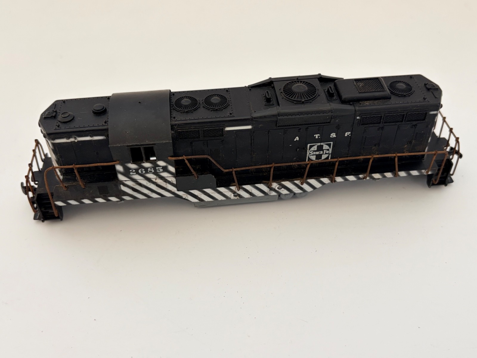 Athearn HO A.T.S.F. Santa Fe Diesel Locomotive #2685 Shell w/ Chassis Vintage
