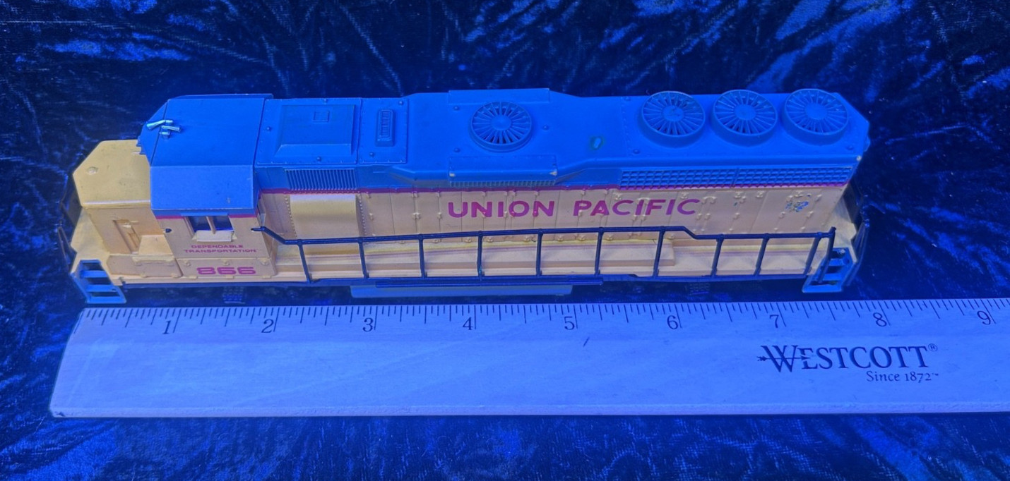 BACHMANN HO SCALE UNION PACIFIC RAILROAD GP40-2 POWERED LOCOMOTIVE #866 WORKS #8