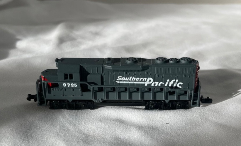 Southern Pacific Toy Train High Speed Locomotive 9725 Gray Red EUC