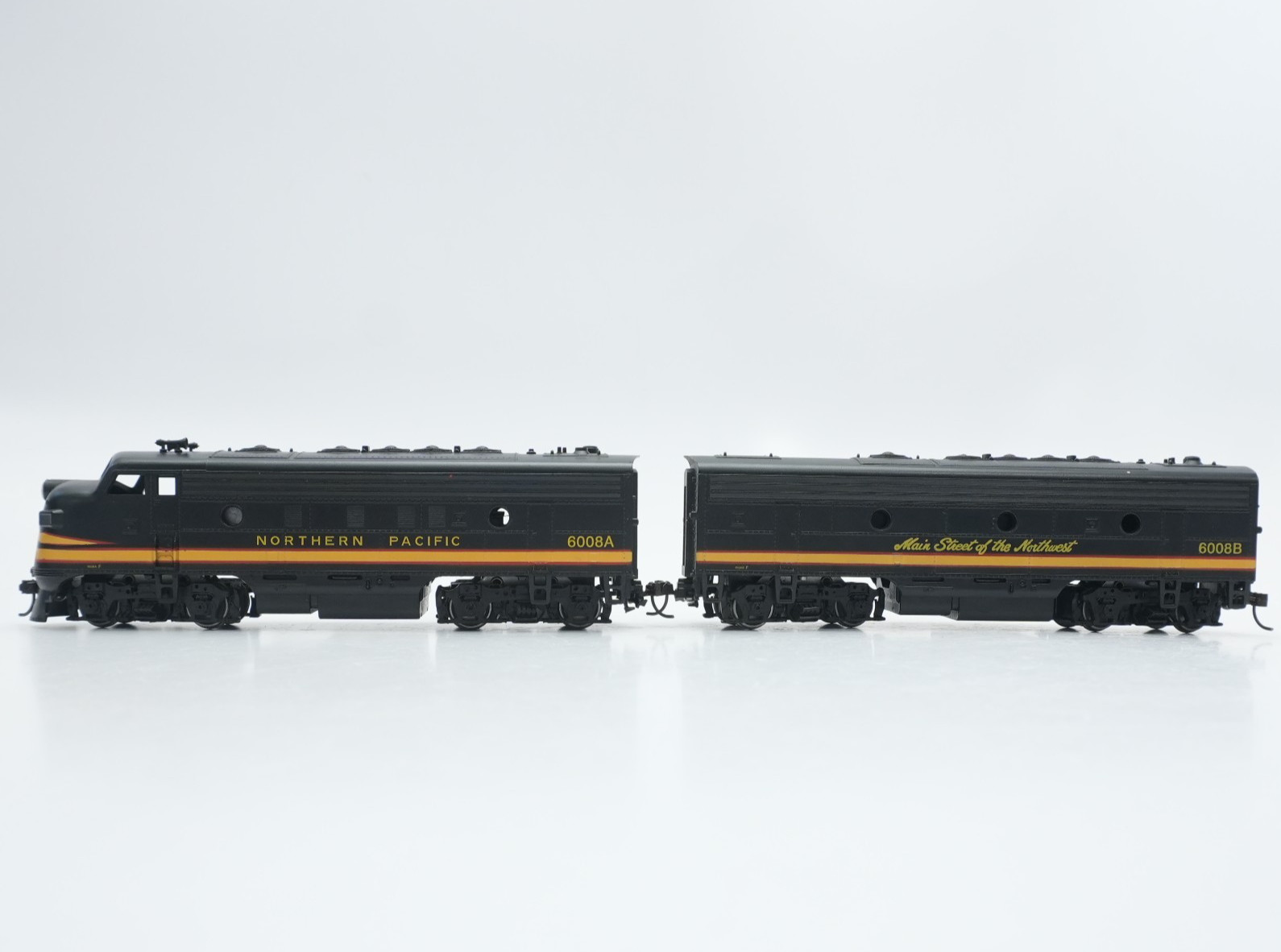 HO Scale EMD F7A-B Diesel Engine Northern Pacific NP 6008A / B BLI 6677 Paragon4