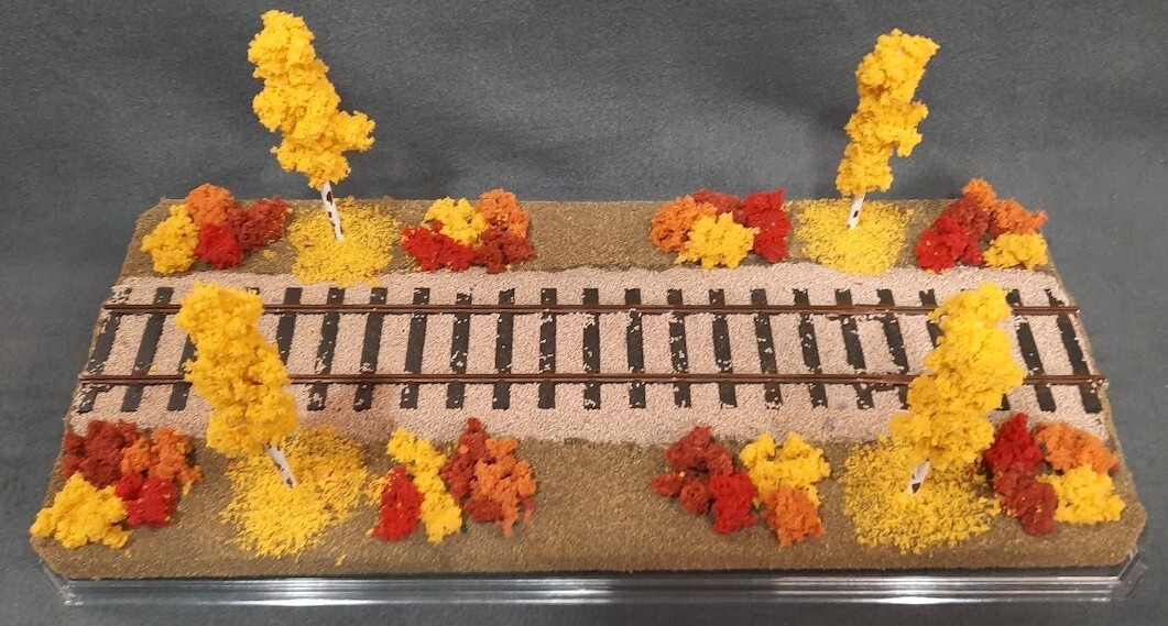 O SCALE – 16″ SINGLE TRACK -“FALL FOLIAGE” DISPLAY CASE FOR ANY O SCALE TRAINS