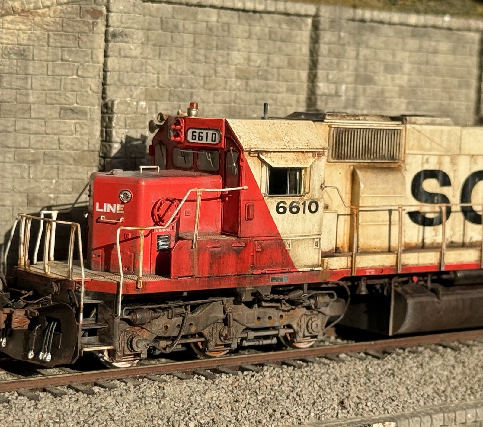 HO ScaleTrains Rivet Counter SD40-2 Soo Line #6610 Sound/DCC /NIB/weathered