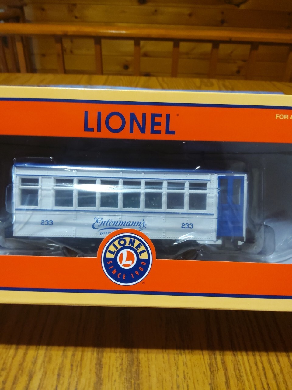 LIONEL 2301430,( METCA ) ENTENMANNS TROLLEY CAR. ( NEW )