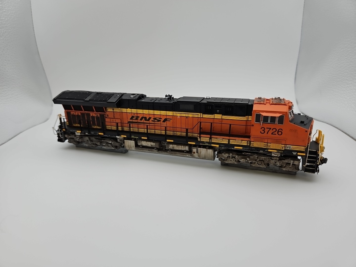 Scaletrains BNSF Railway ET44C4 #3726 W/ESU LokSound & DCC Custom Weathered