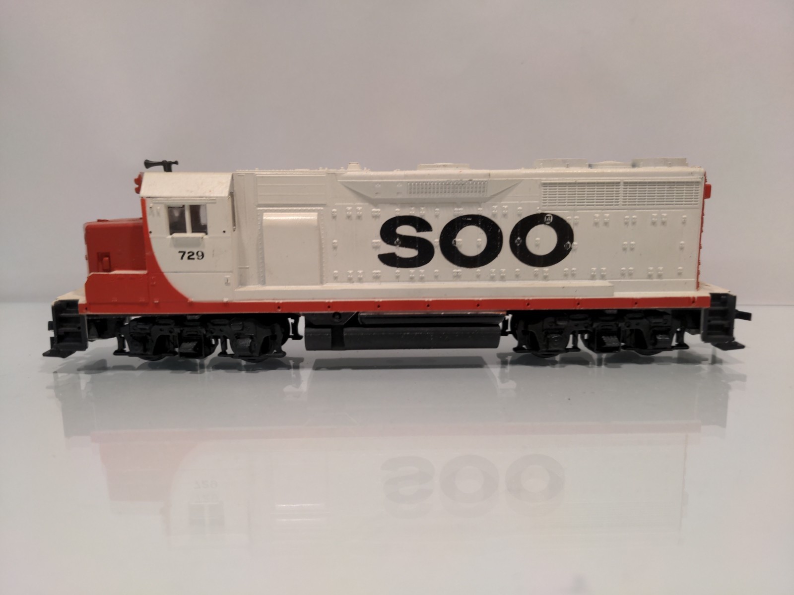 HO Athearn GP35 Soo Line Dummy Diesel #729