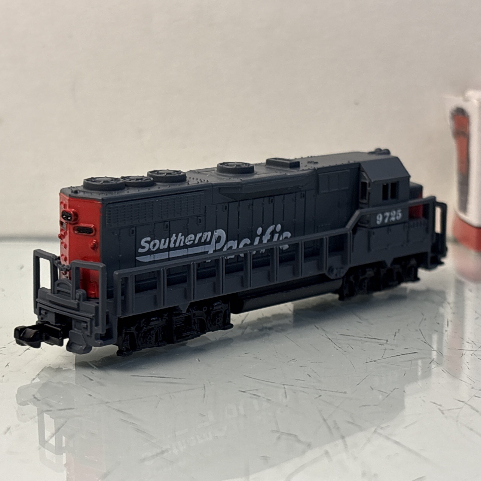 N Scale Southern Pacific 9725 Diesel Locomotive Caboose Box Railroad 3 Tracks