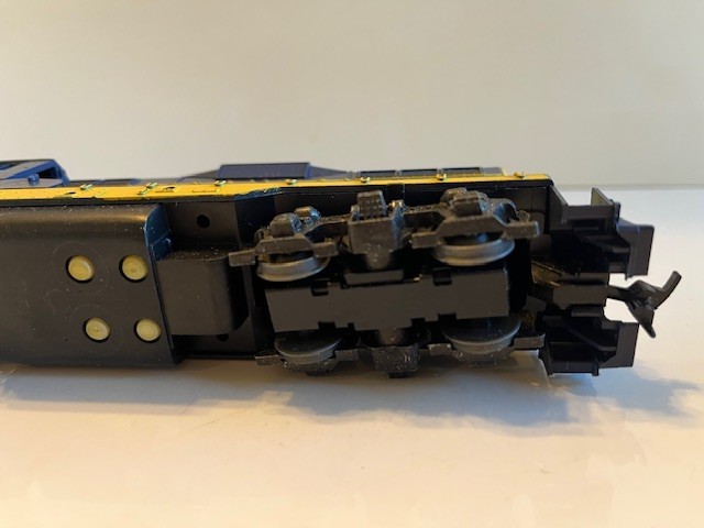 ATHEARN – HO Gauge – ATSF – GP-9 Powered Diesel Engine & Dummy #2685 -Nice Pair!