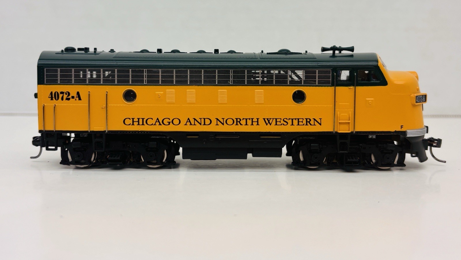 MRC Platinum HO Chicago & North Western C&NW F7A Diesel Locomotive #4072-A CB124