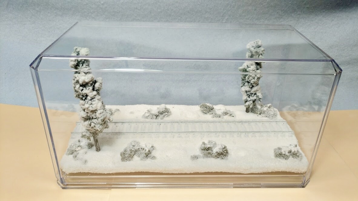 HO SCALE 9″ SINGLE TRACK DISPLAY CASE -WINTER SCENE-FOR ANY HO TRAIN