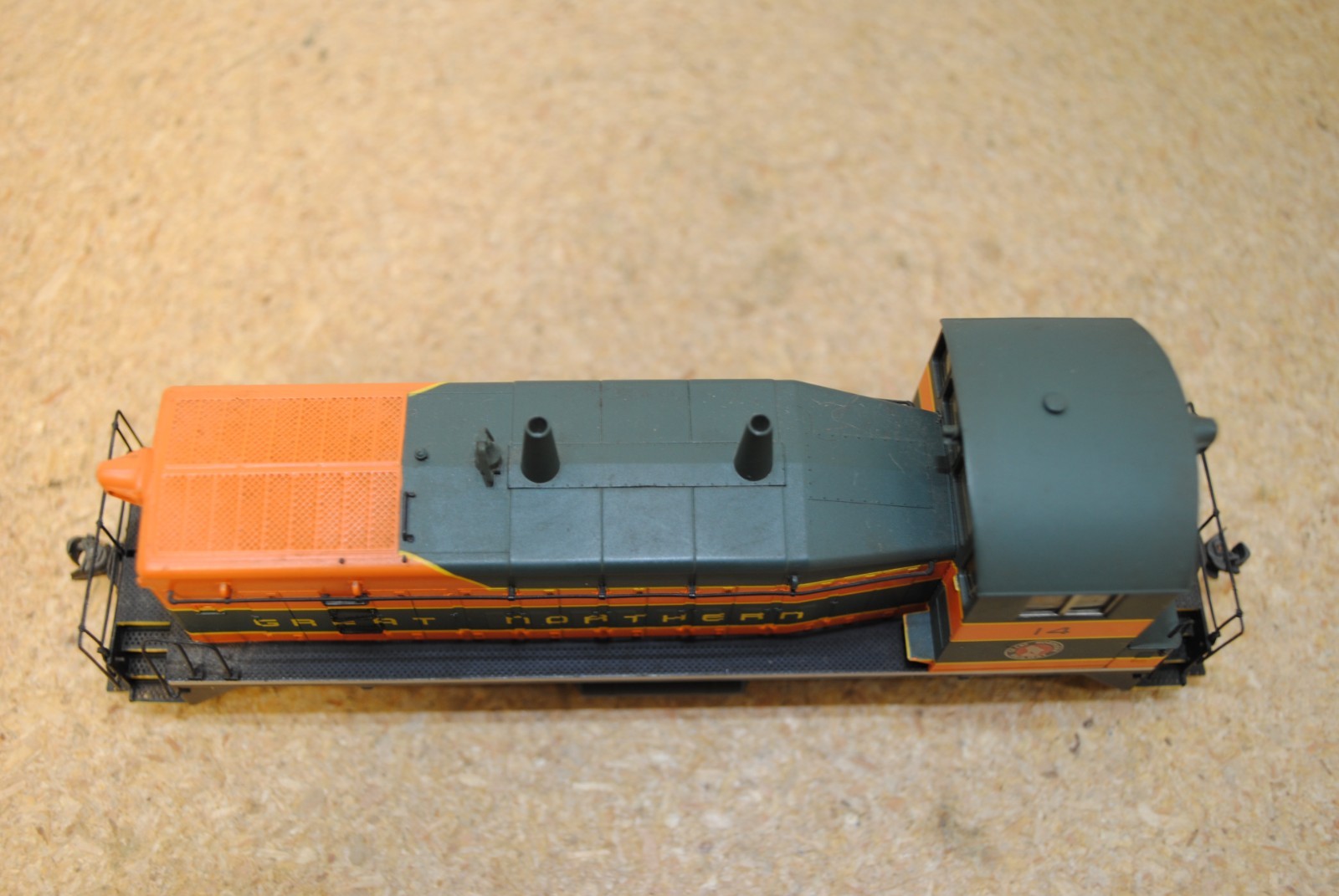 Life-Like/Proto 2000 GN Great Northern #14 SW9/1200 Diesel Locomotive HO