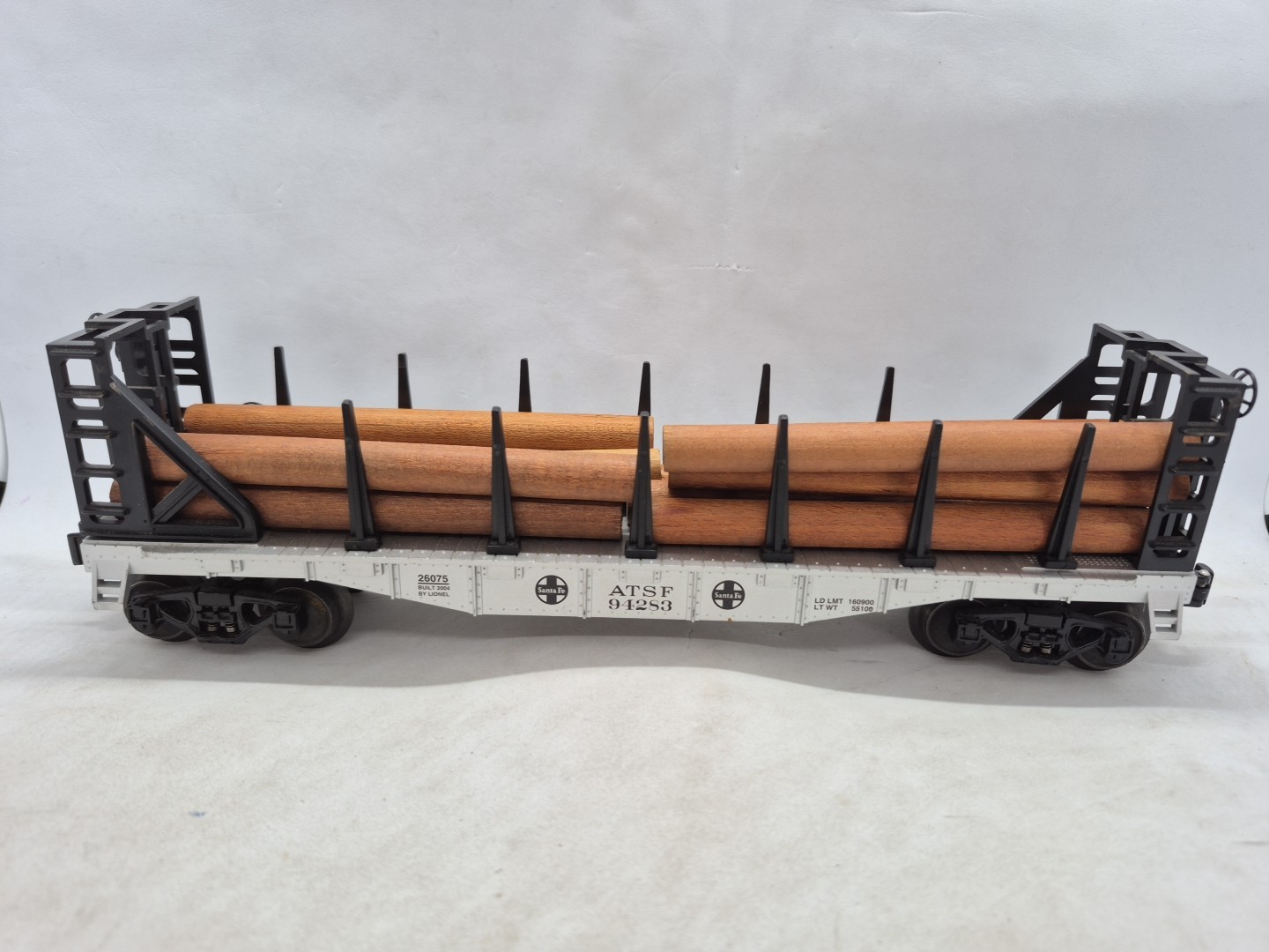 Lionel O Gauge ATSF #94283 Bulhead FLatcar w/Removable Stakes + Logs