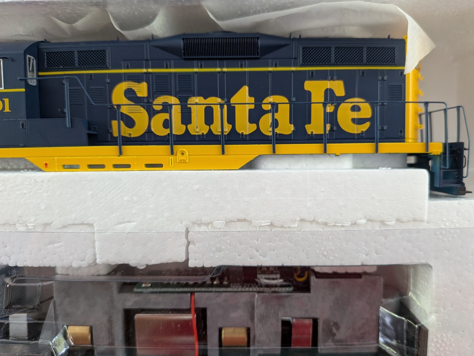 Proto 2000 HO GP9, Santa Fe #2901, Item #23697, DC Analog.