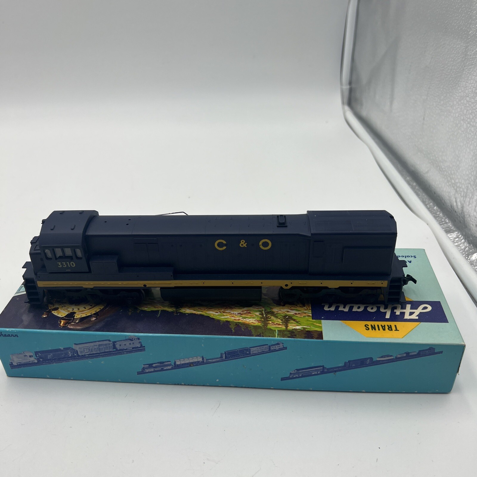 ATHEARN HO SCALE U30C C&O POWERED LOCOMOTIVE #3310 WITH BOX/EX!