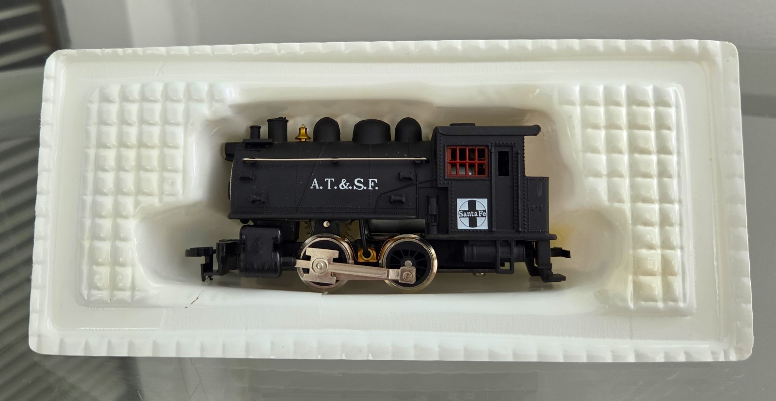 VINTAGE LIFE LIKE A.T. & S.F. #8302 DOCKSIDE HO POWERED LOCOMOTIVE M/NM IN BOX