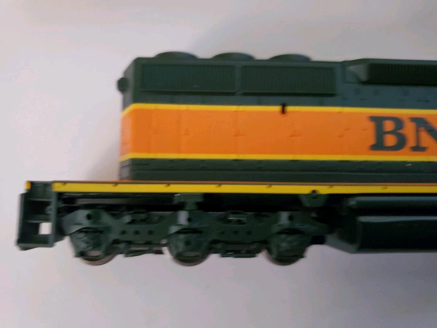HO ATHEARN 4432 SD40-2 POWER BNSF # 6915, JORDAN SPREADER UNDECORATED 932-5350