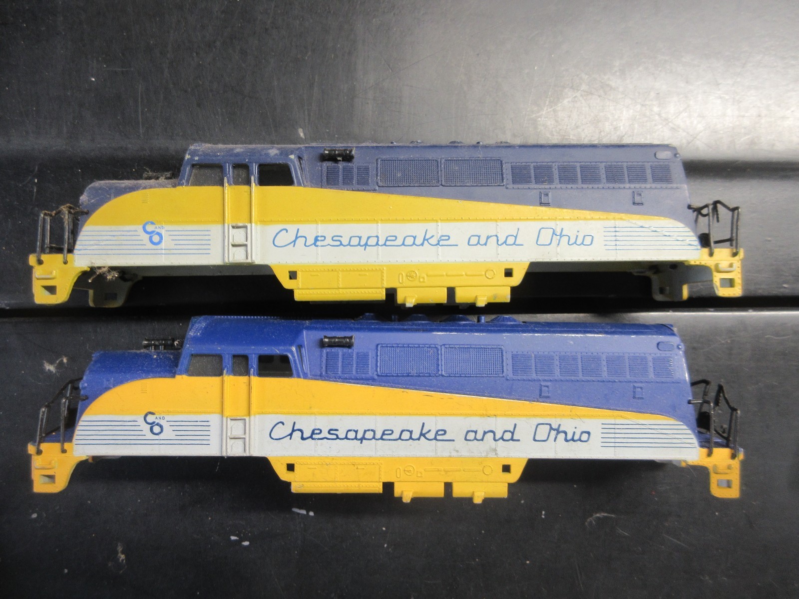 ho CHESAPEAKE & OHIO DIESEL LOCOMOTIVE SHELLS lot of 2 vintage LOT#40