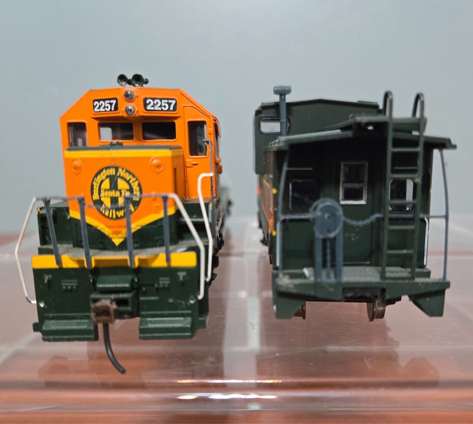 HO ATHEARN BNSF # 2257 Locomotive with Matching Caboose