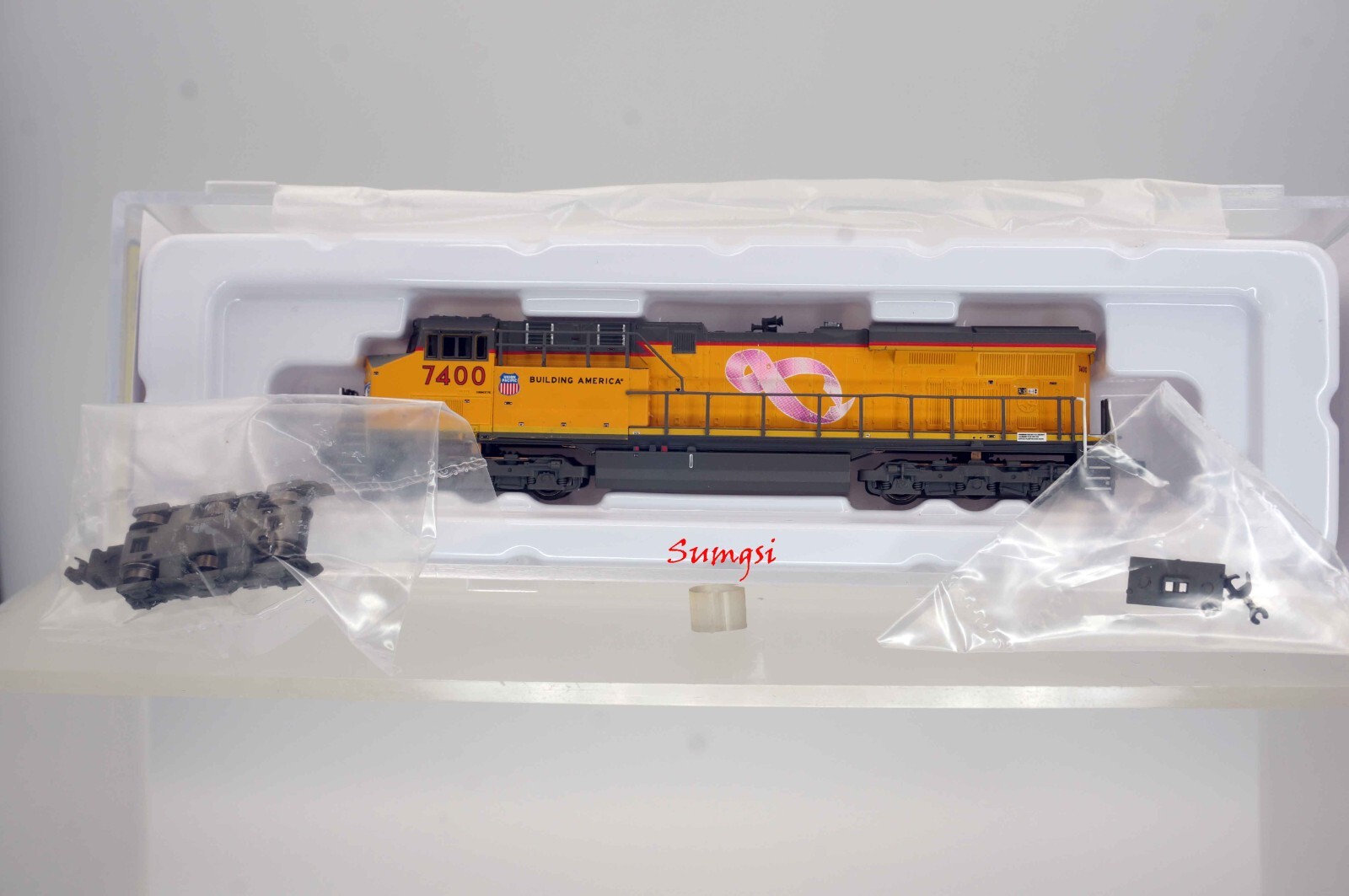 AZL-62414-1 UP Pink Ribbon ES44AC Diesel 7400 American Z Line Z Scale Z Gauge