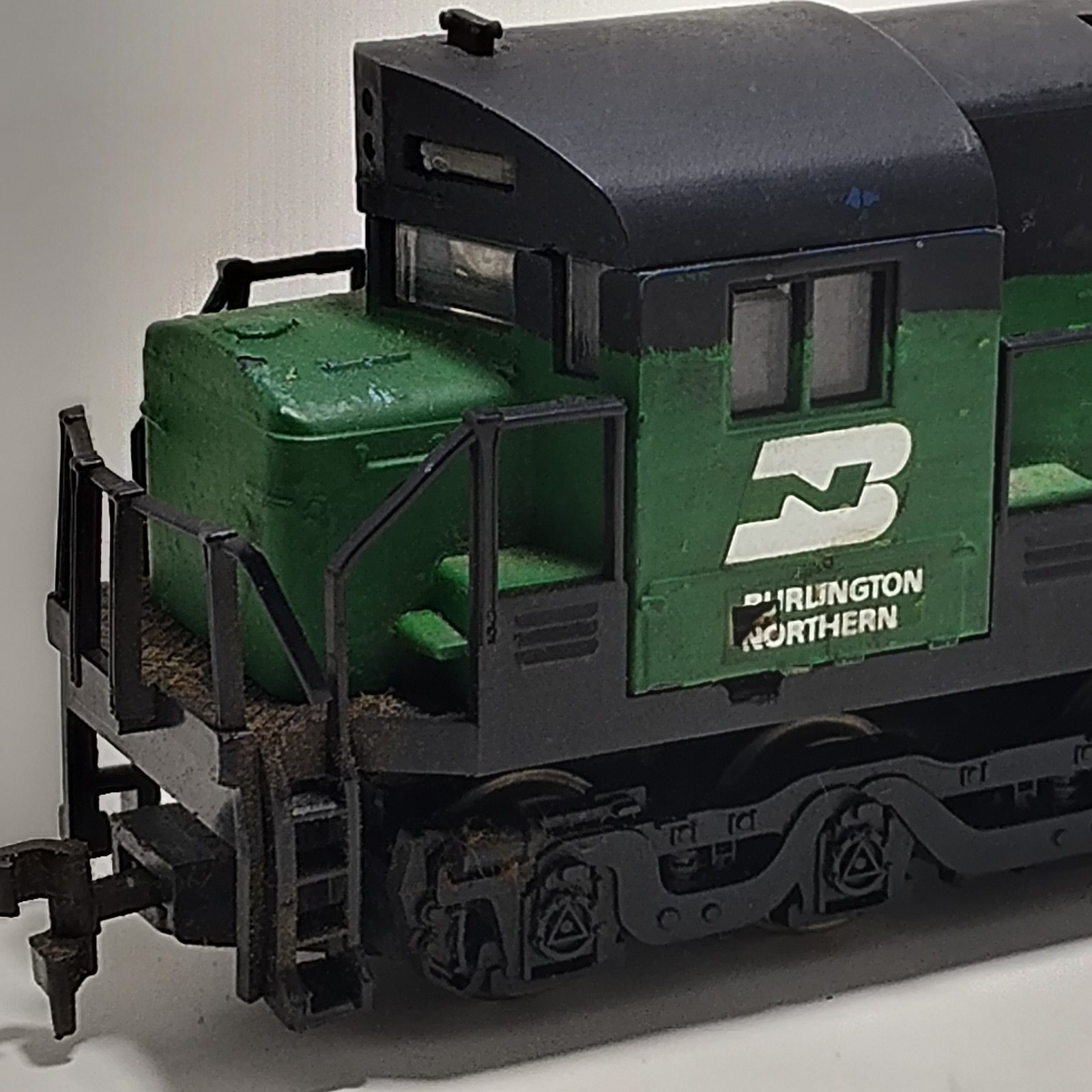 HO Scale Burlington Northern Diesel Locomotive #4302 Tested Runs Read Desc.