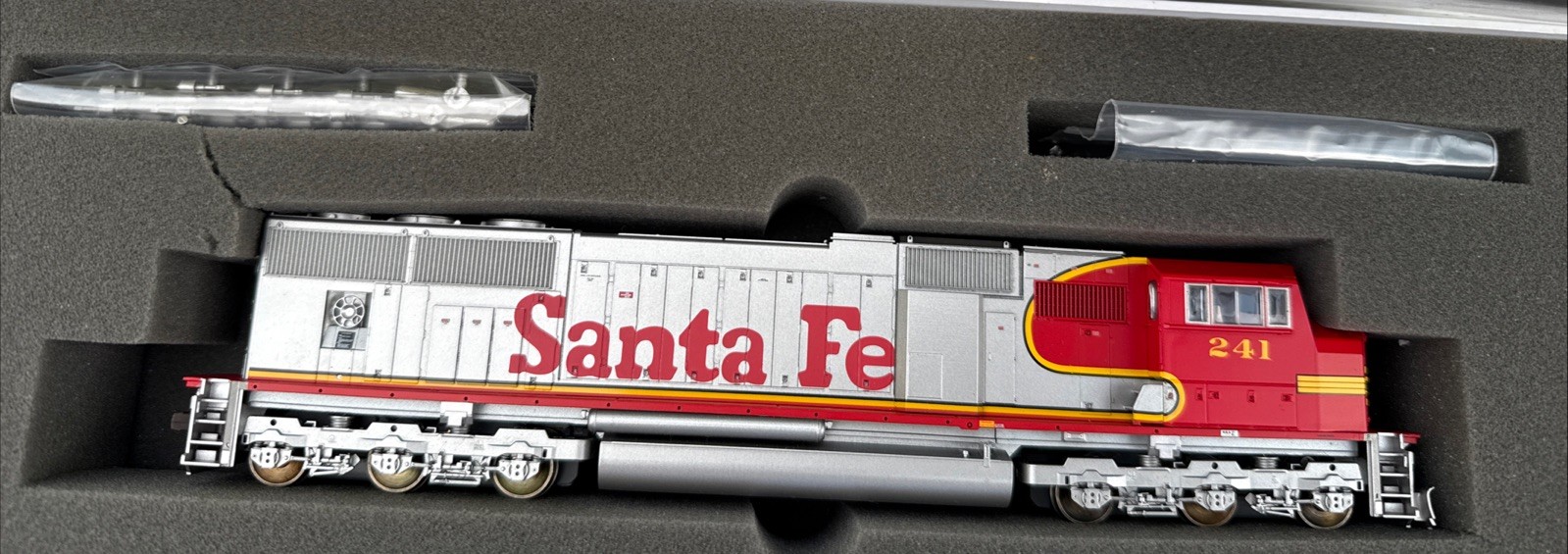 Athearn Genesis Ho G6138, SD-75M locomotive, Santa Fe 241