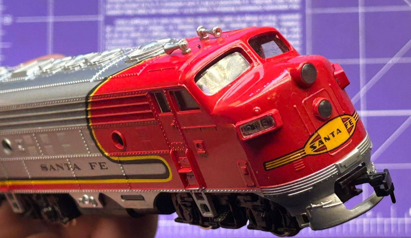 HO BACHMANN 307 SANTA FE WARBONET EMD F9 DIESEL LOCOMOTIVE, In the BOX 833 bin2