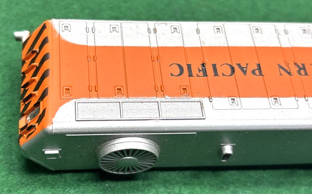 AHM Western Pacific GP18 5013-02 HO Diesel Engine 1980 Flashing Beacon, Unused