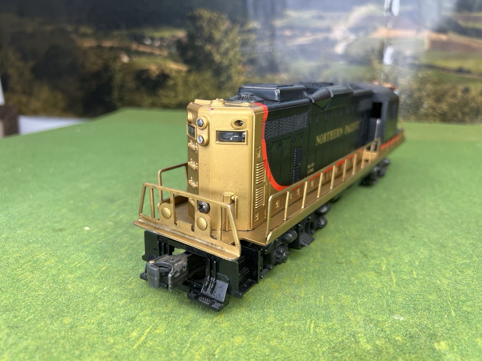 ORIGINAL LIONEL POST WAR 2349 N.P. GP-9 DIESEL 1958 NORTHERN PACIFIC VERY NICE!!