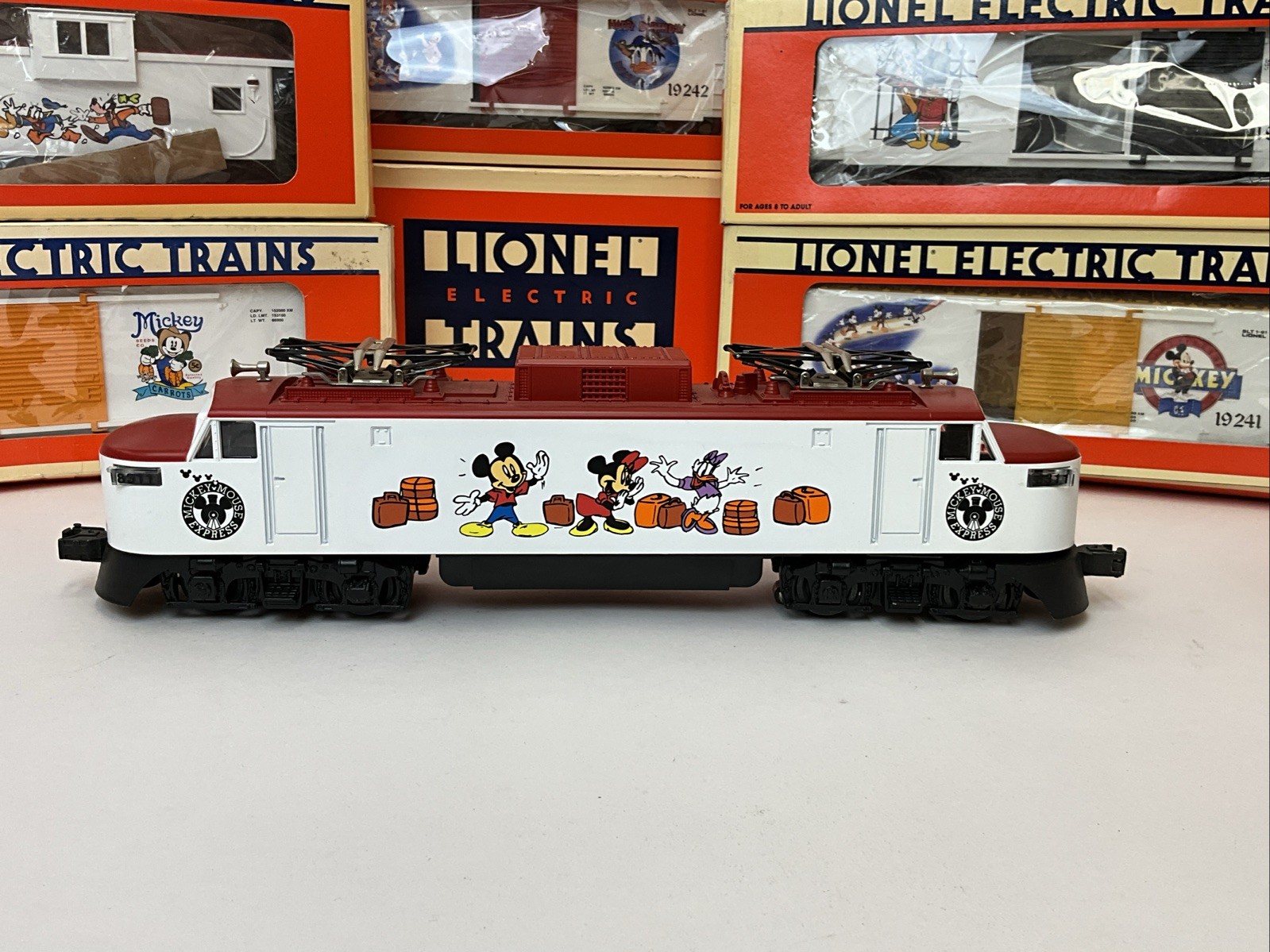 LIONEL 6-18311 DISNEY MICKEY MOUSE EP-5 ELECTRIC ENGINE, 5 BOXCARS & CABOOSE
