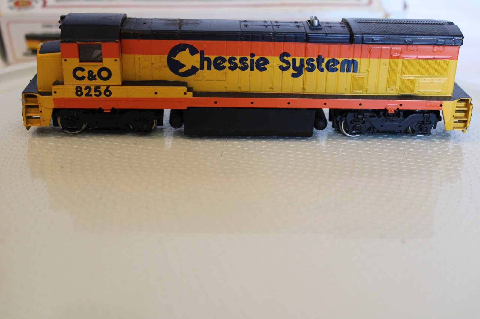 HO Scale Bachmann, GP-18 Diesel Locomotive, C&O Chessie System #8256 Multicolor