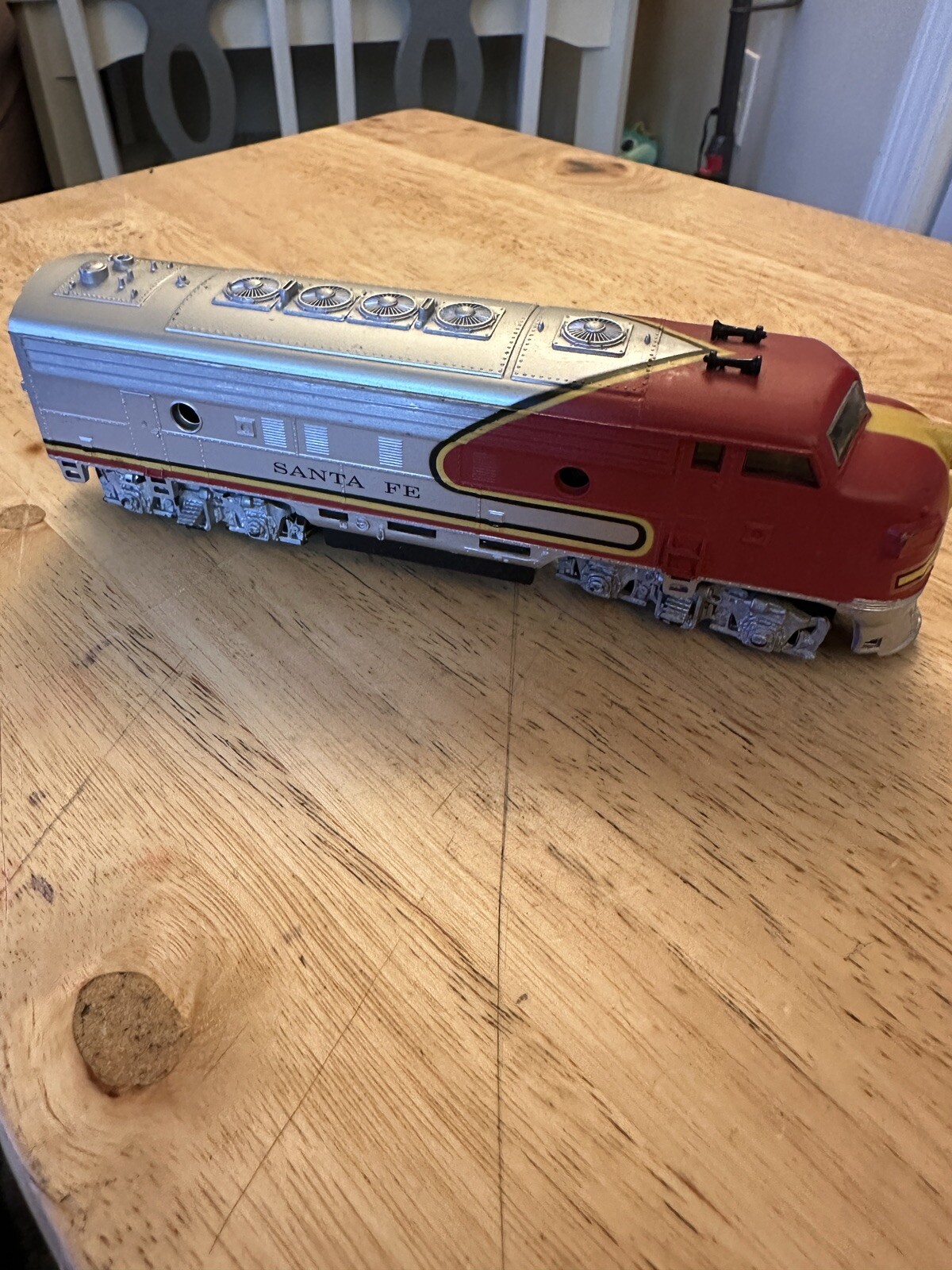 Life-Like Trains – Santa Fe Powered Locomotive – HO Scale 8689 F-7 LOCO SFE